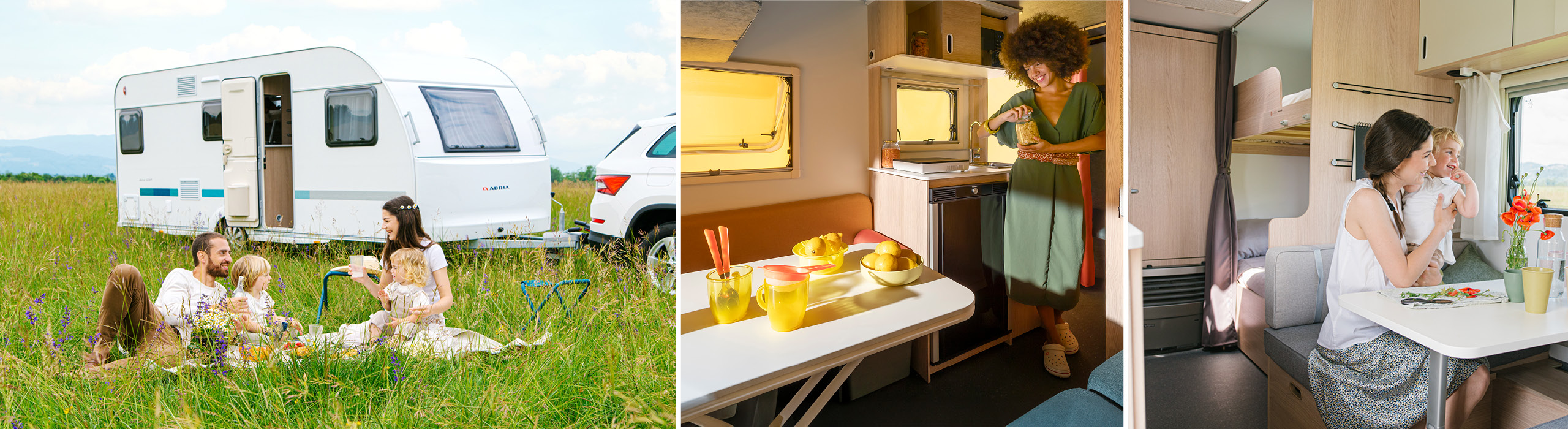 En familie nyder en picnic foran deres Adria campingvogn på en grøn eng, mens en kvinde tilbereder mad i campingvognens køkken, og en mor sidder med sit barn ved spisebordet inde i campingvognen.