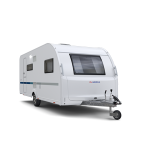 En campingvogn fra Adria-modelserien Altea 542 PK, der ses fra fronten. Campingvognen har et moderne og stilrent design med et rummeligt interiør og praktiske funktioner, hvilket gør den ideel til familier og campingentusiaster.