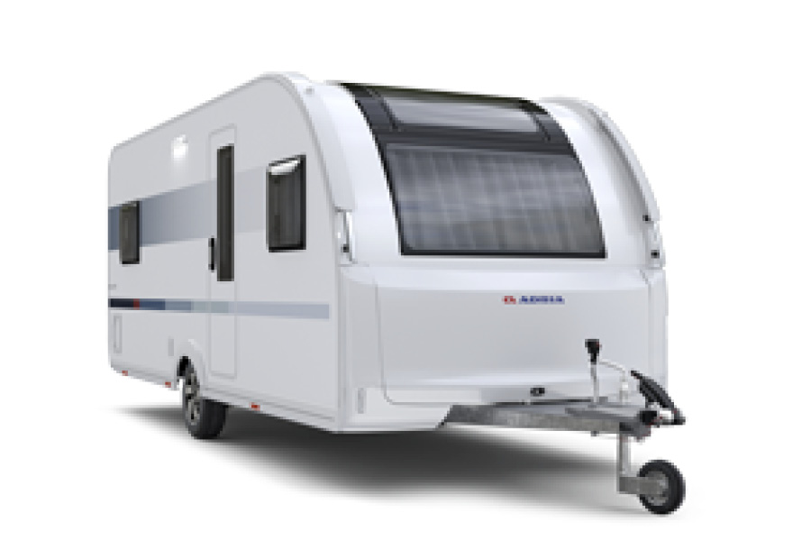 En moderne campingvogn fra Adria, model 2024, med et elegant og aerodynamisk design. Campingvognen har store vinduer, en rummelig indgangsdør og en robust kobling til fastgørelse til en bil. Perfekt til komfortable og stilfulde campingoplevelser