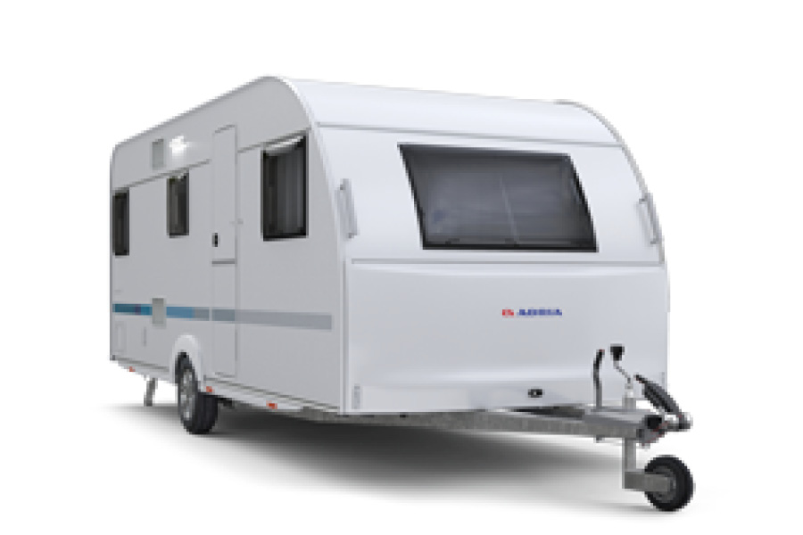 En moderne campingvogn fra Adria 2024-modellen i hvid. Campingvognen har en slank, aerodynamisk front med store vinduer og en elegant grå stribe langs siden. Det er en topmodel designet til komfort og stil på campingturen.