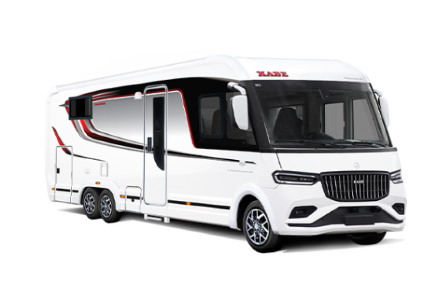 En KABE Crown 2024 autocamper i hvid med sorte og røde detaljer, set fra iden. Billedet viser autocamperens sofistikerede og aerodynamiske design, ideelt til luksuriøse og komfortable rejser. Den rummelige indretning og avancerede funktioner sikrer optimal komfort og bekvemmelighed for både korte og lange ture, og gør den perfekt til stilfuld camping.