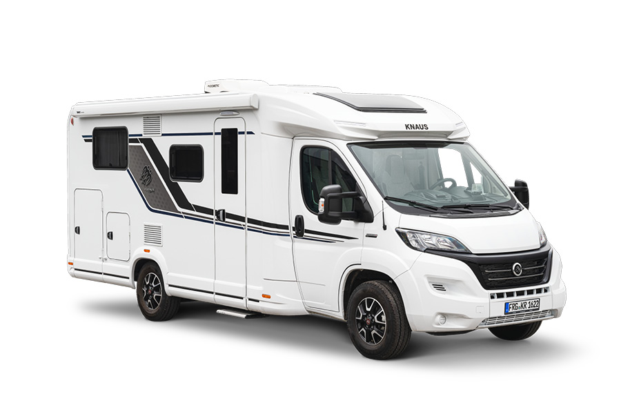 En Knaus Sky TI Platinium Selection 2024 autocamper, set fra siden. Billedet viser autocamperens moderne og stilfulde design i hvid med sorte og blå detaljer. Køretøjet er udstyret med store vinduer og avancerede funktioner, hvilket gør den ideel til komfortable og fleksible rejser.