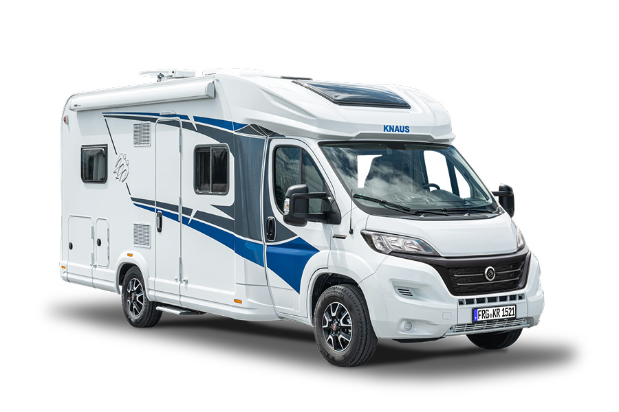 En Knaus Live Wave 650 MF 2024 autocamper, set fra siden. Billedet viser autocamperens moderne og elegante design i hvid med blå og grå detaljer. Køretøjet er udstyret med store vinduer og avancerede funktioner, hvilket gør den ideel til komfortable og stilfulde rejser.