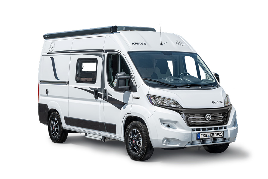 En Knaus Boxlife 540 MQ 2024 autocamper, set fra siden. Billedet viser autocamperens kompakte og funktionelle design i hvid med sorte og grå detaljer. Køretøjet er udstyret med store vinduer og avancerede funktioner, hvilket gør den ideel til fleksible og komfortable rejser.