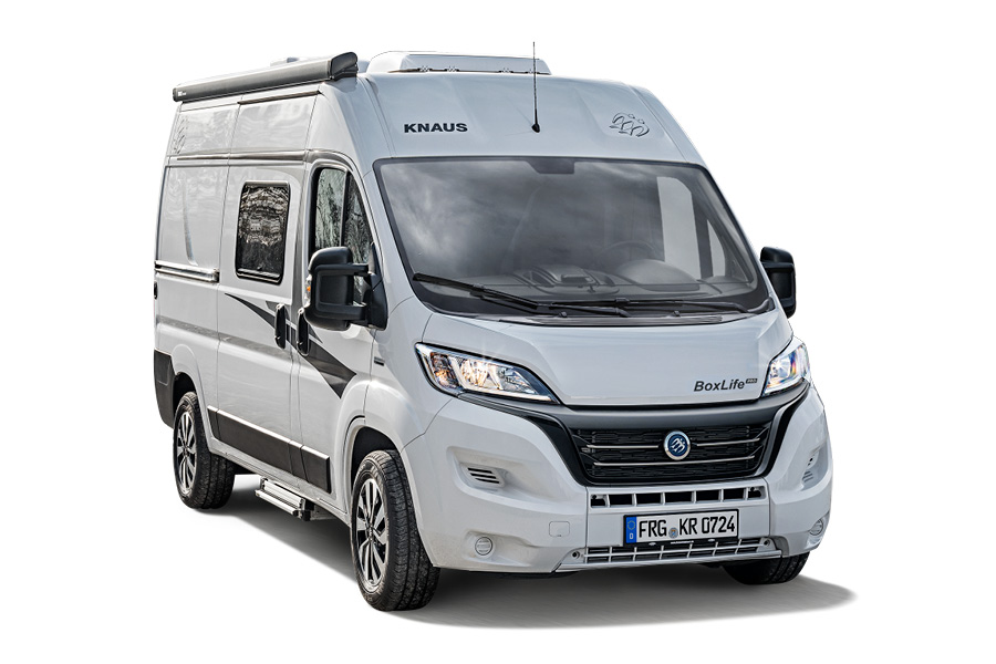 En Knaus Boxlife Pro 540 Road 2024 autocamper, set fra siden. Billedet viser autocamperens kompakte og robuste design i hvid med sorte og grå detaljer. Køretøjet er udstyret med store vinduer og avancerede funktioner, hvilket gør den ideel til fleksible og komfortable rejser.