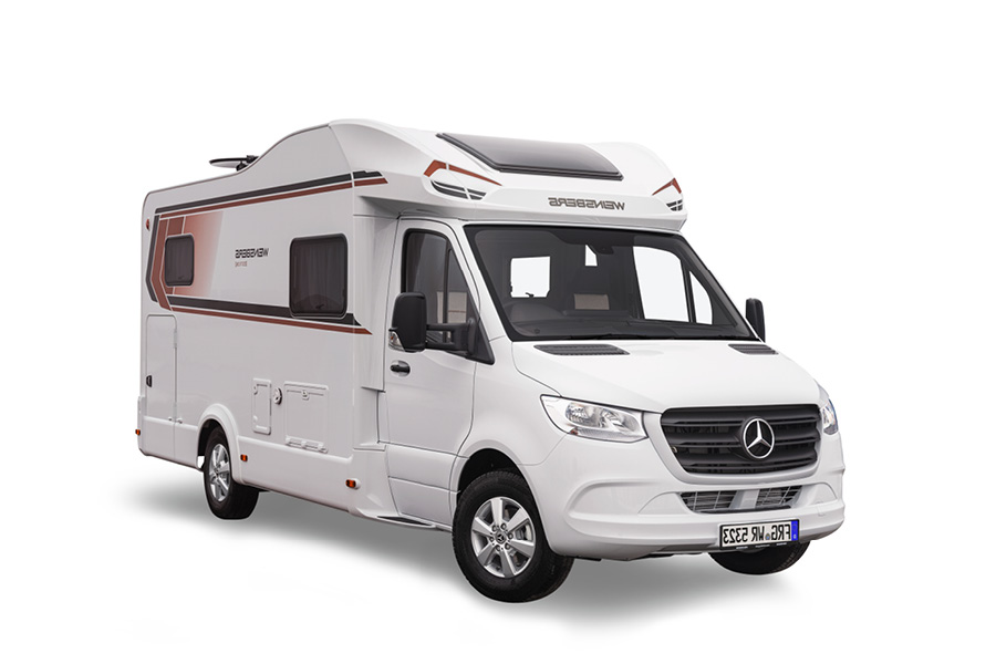 Billedet viser en Weinsberg autocamper, model CaraCompact Suite MB Edition Pepper 640 MEG 2024. Køretøjet er hvidt med grå og orange grafiske detaljer. Den er baseret på en Mercedes-Benz Sprinter chassis og fremstår moderne og aerodynamisk. Dette billede viser autocamperen parkeret i en studueomgivelse, der fremhæver dens stilfulde og praktiske design, klar til eventyr på vejen.