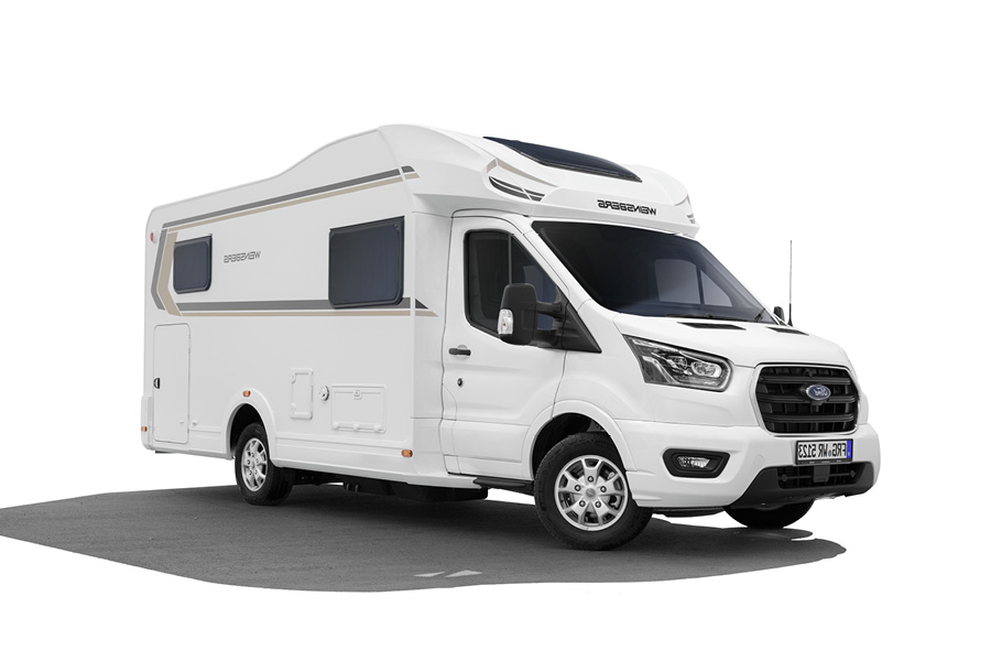 Weinsberg CaraSuite Ford 650 MEG autocamper 2024. Hvid autocamper med et slankt, moderne design. Køretøjet har store vinduer og et integreret tagvindue, hvilket giver masser af naturligt lys indeni