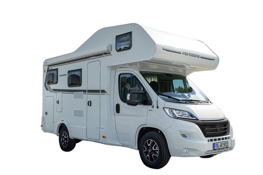 En Weinsberg CaraHome autocamper fra 2024 model, vist fra forsiden i hvid farve, med en alkove til ekstra soveplads. Autocamepren står parkeret med en ren og minimalistisk baggrund hvilket fremhæver dens moderne design og funktionalitet.