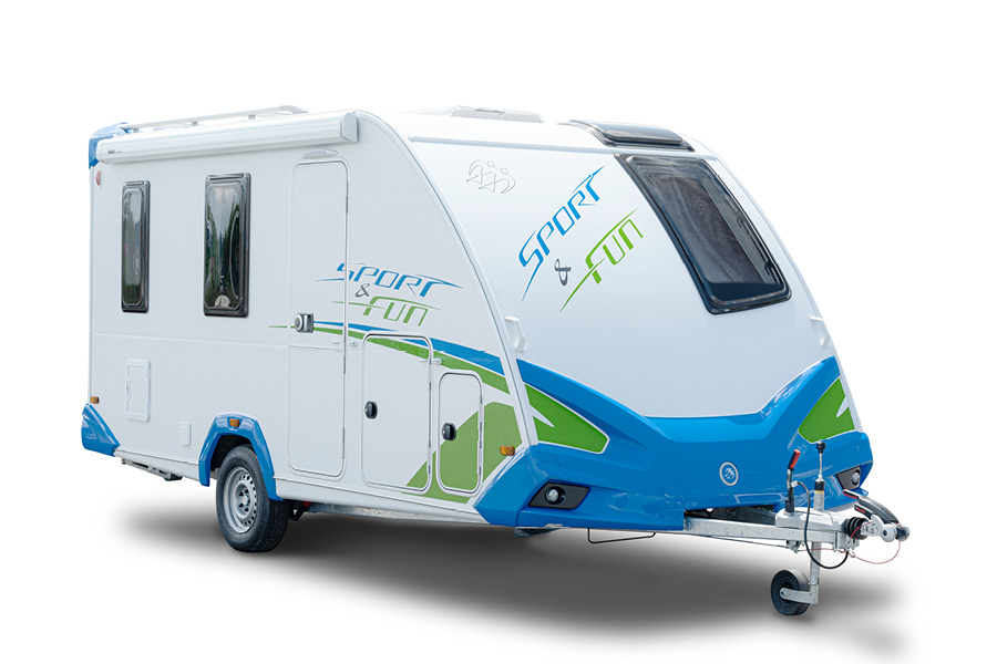 2024 model af Knaus Sport & Fun campingvogn, der viser den aerodynamiske form, sportslige grafik og kompakte design, der er ideel til aktive campingentusiaster.