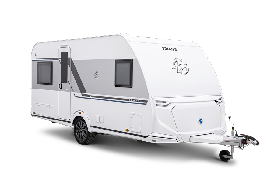 Knaus Sport 2024 campingvogn, moderne design med hvid og grå farveskema, set fra siden med trækstang i forgrunden.