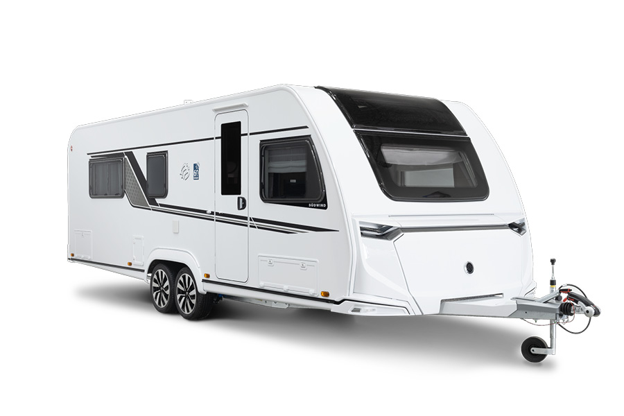 2024 Knaus Sudwind campingvogn, hvid med sorte detaljer, set fra siden, står på asfalt med et ren og elegant design.