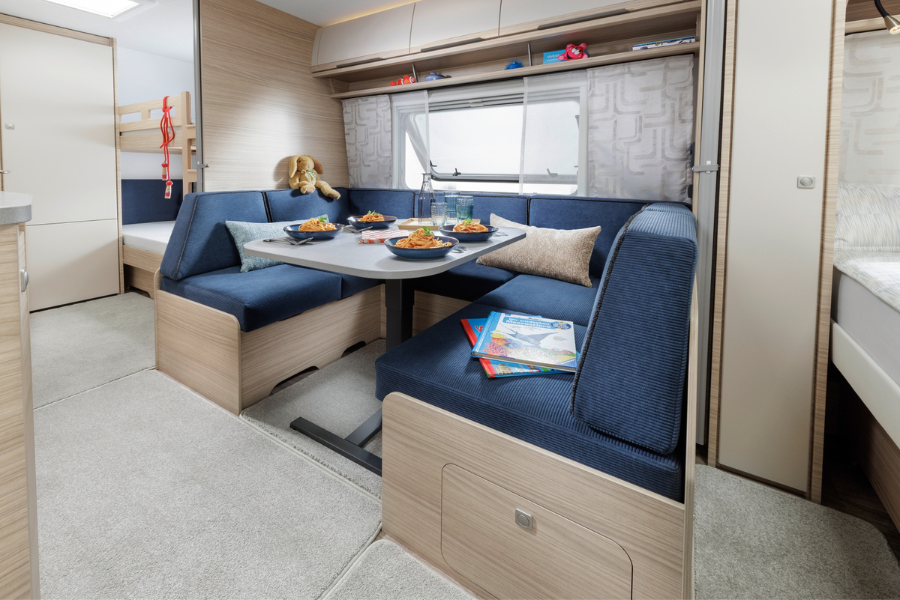 Familievenlig Fendt campingvogn med spisegruppe, køjesenge og moderne indretning hos Camping-Specialisten.