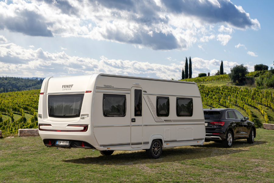 Fendt Tendenza campingvogn ved vinmarker og smukt landskab hos Camping-Specialisten.